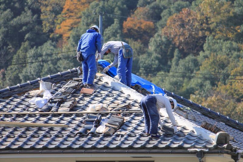 屋根瓦の補修工事を行うスタッフ_R