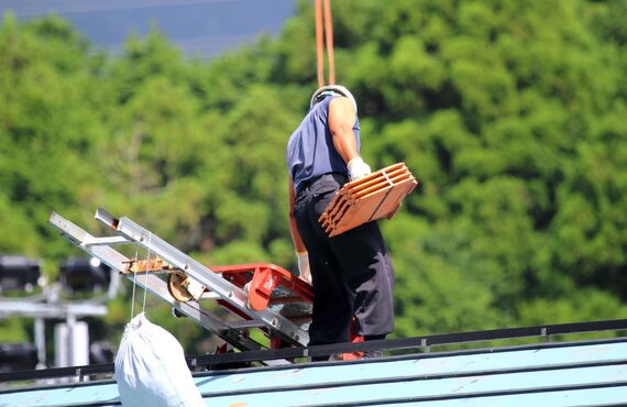 正社員として働くなら安定した職場です  | 長崎市の仁正瓦工業では屋根工事職人を募集しています